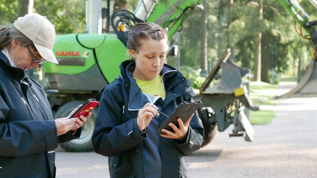 Mobiilisovelluksen käyttöä maastossa